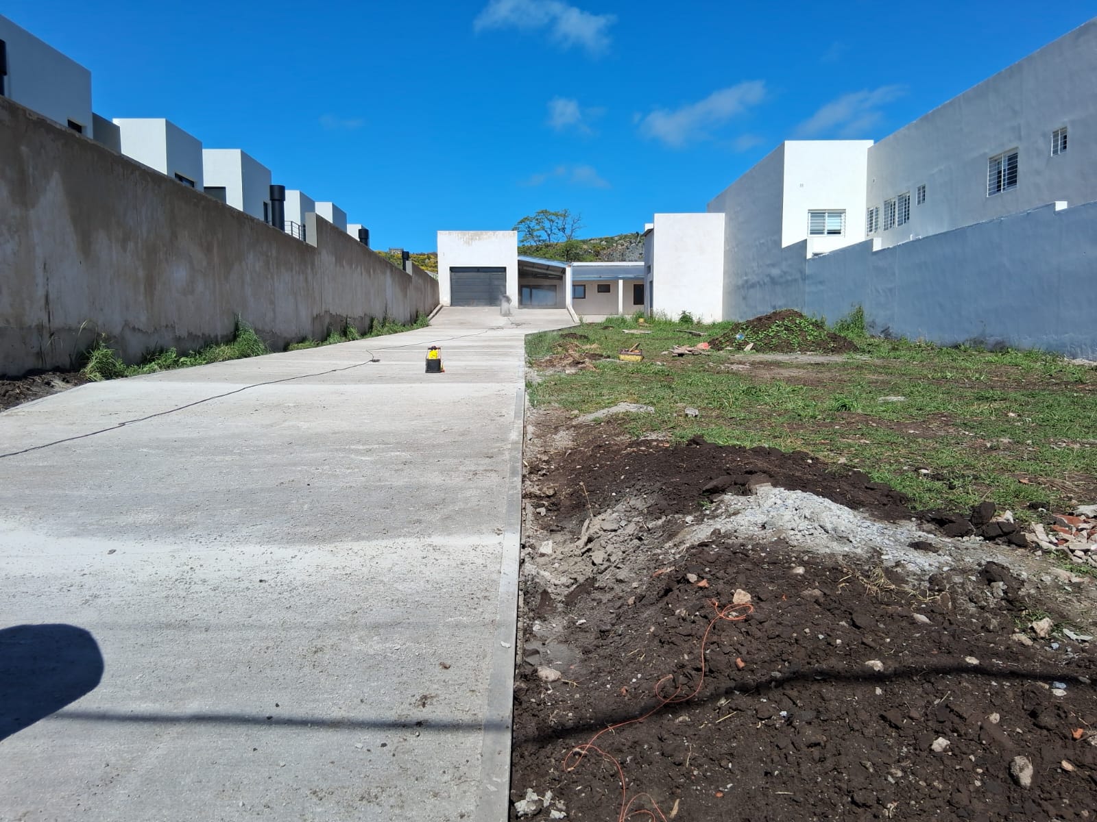 Acceso y sendero de hormigón
