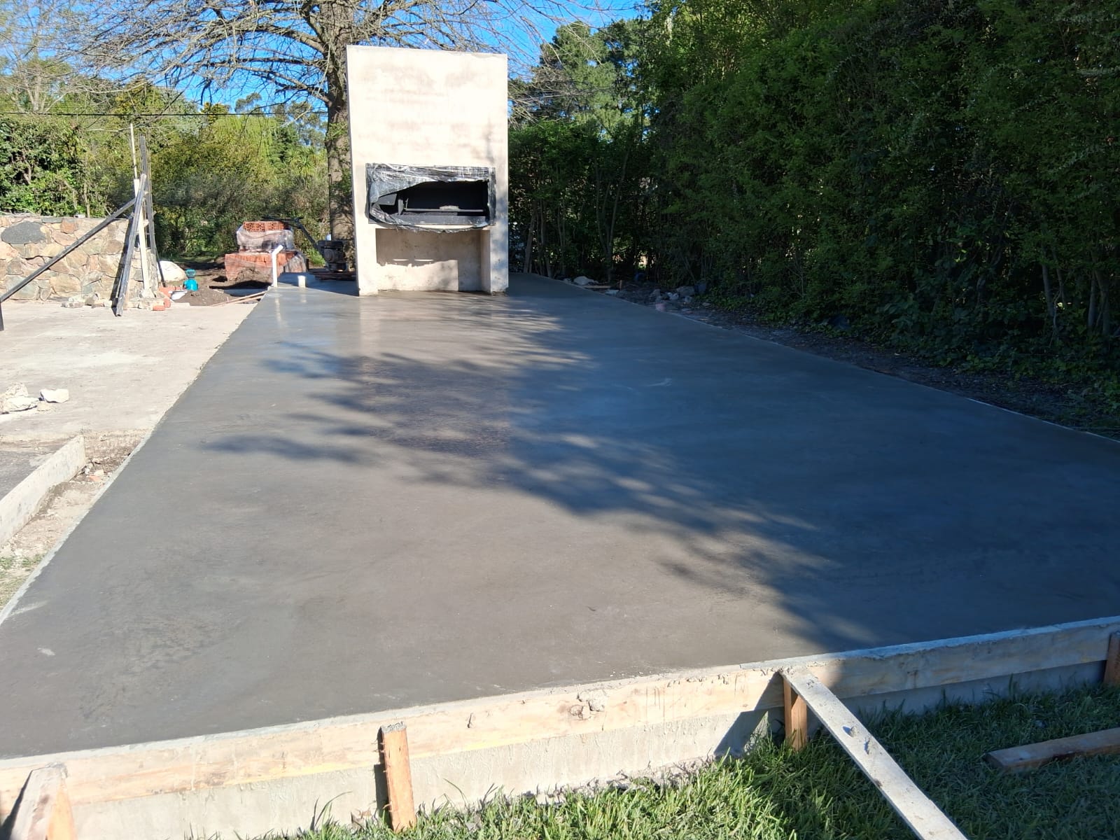 Patio hormigón alisado con quincho