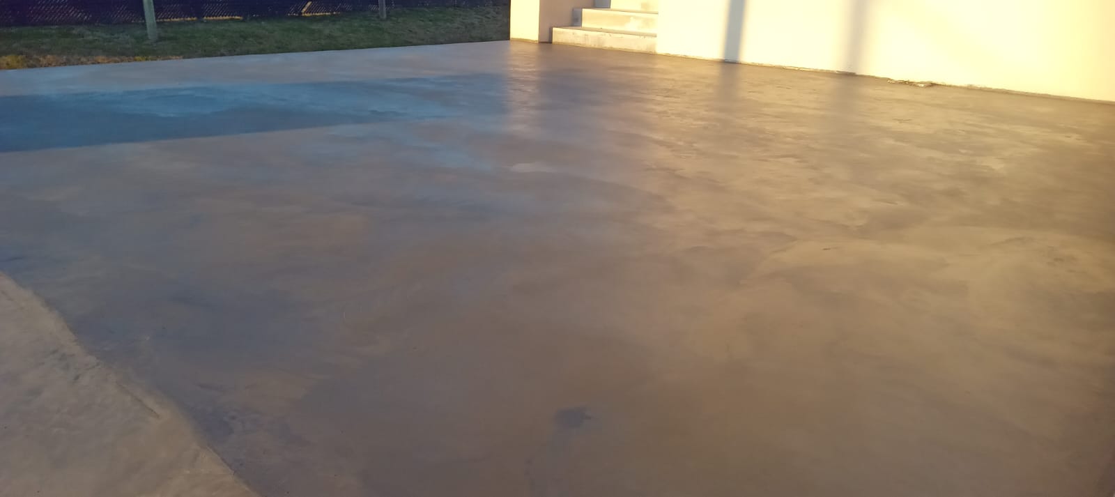 Piso alisado al atardecer